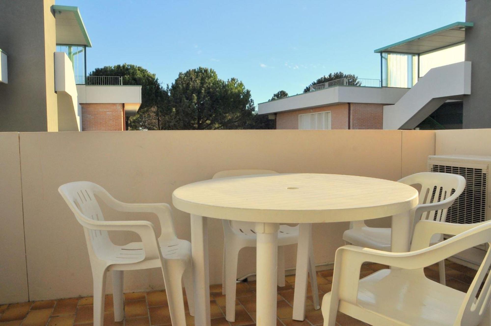 White Apartment With Terrace - Beahost Bibione Exterior photo