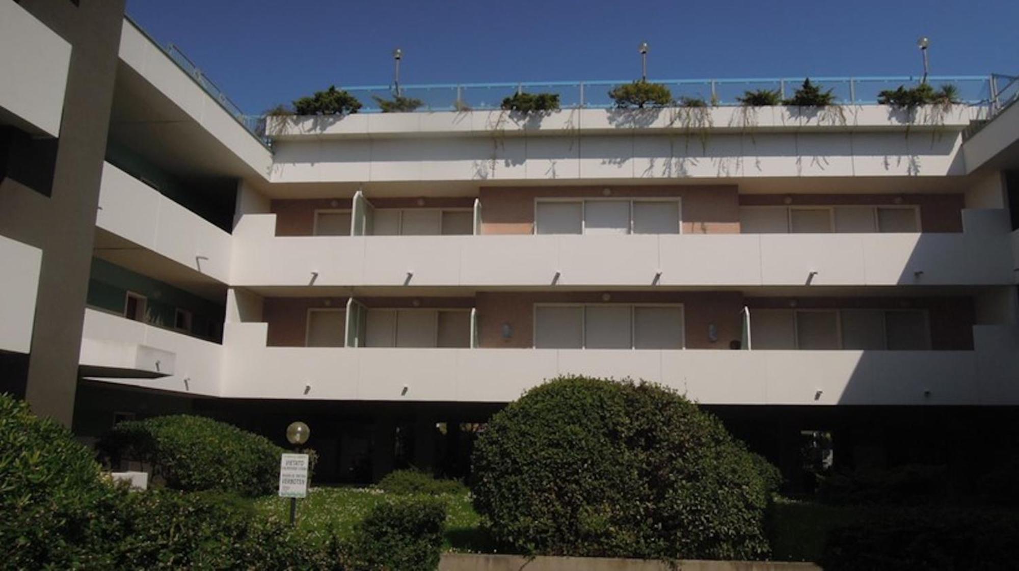 White Apartment With Terrace - Beahost Bibione Exterior photo